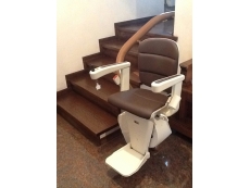 Montascale monoguida con poltroncina per percorsi curvilinei