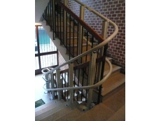 Montascale con pedana per scale  con curve o cambi di pendenza