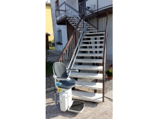 Montascale a doppia guida con poltroncina per percorsi curvilinei